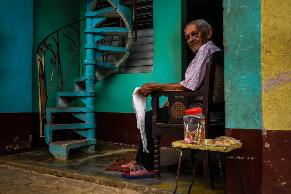 ¿Qué puede comprar realmente un anciano jubilado en Cuba con una pensión mensual de 10 dólares?