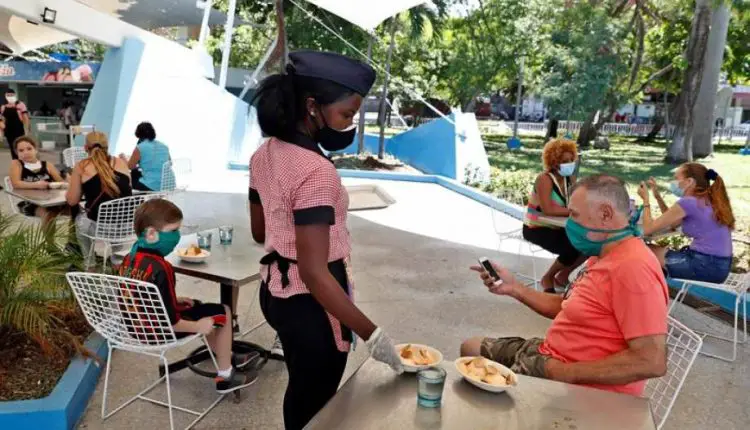 Autoridades en Cuba advierten que "el nasobuco llegó para quedarse"