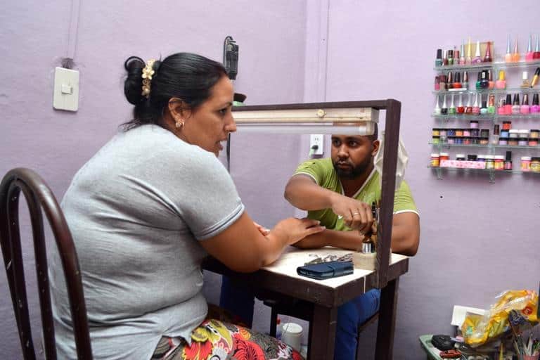 Itsván, un cubano que no se avergüenza por decir que es manicuri