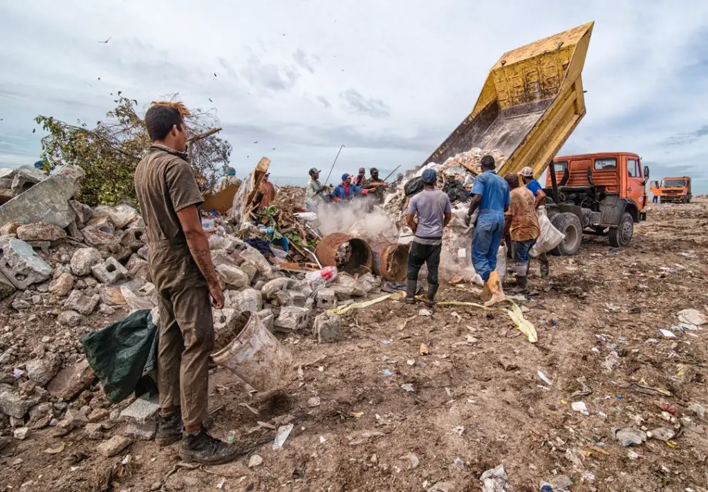 Los "buzos", el pobre negocio de vivir de la basura en Cuba