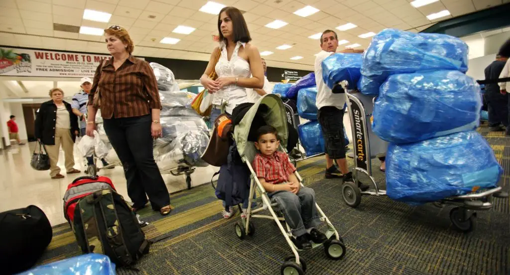 Si vas a viajar a Cuba con niños, esto es lo que debes conocer sobre su equipaje en la Aduana