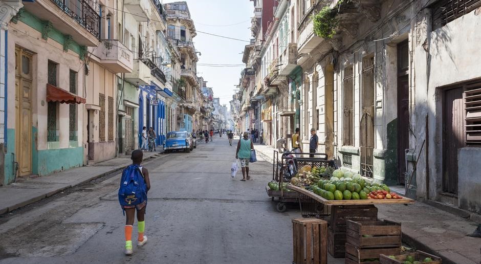 ¿El mundo al revés? Pensionados españoles se mudan a Cuba para tener sanidad gratis y libreta de abastecimiento