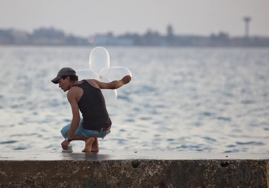 Pescando con condones en el Malecón de La Habana