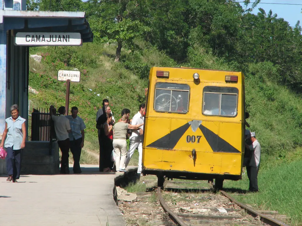 Carahatas, el extraño omnibus que recorre las lineas de tren en Cuba