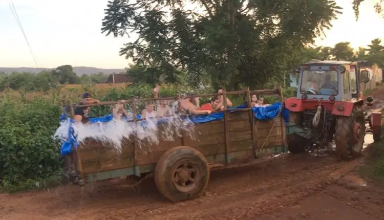 Una piscina en un tractor: La increíble idea de unos pinareños con calor
