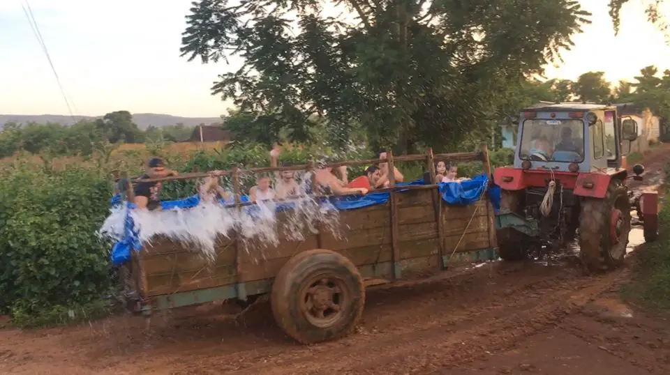 Una piscina en un tractor: La increíble idea de unos pinareños con calor