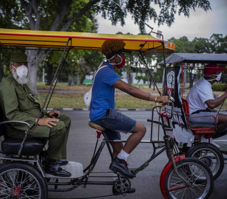 La triste realidad que se oculta tras la turística imagen del bicitaxi cubano