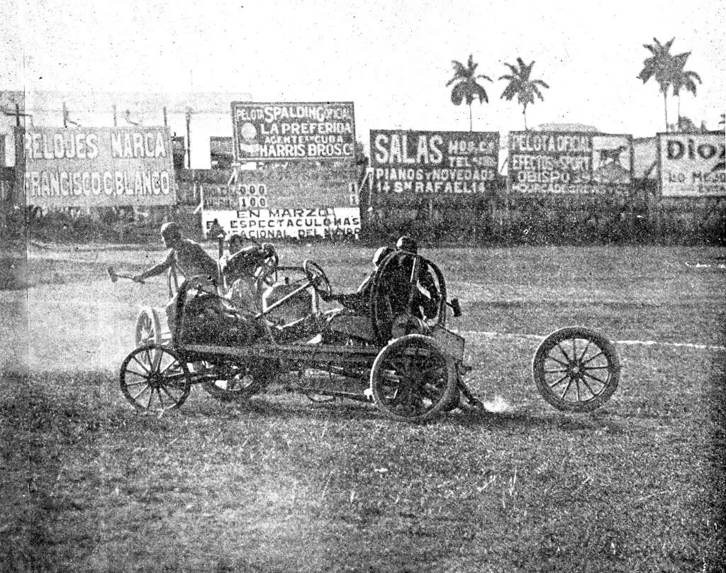 Autopolo, el extraño deporte que se practicó en Cuba donde los autos volaban por los aires