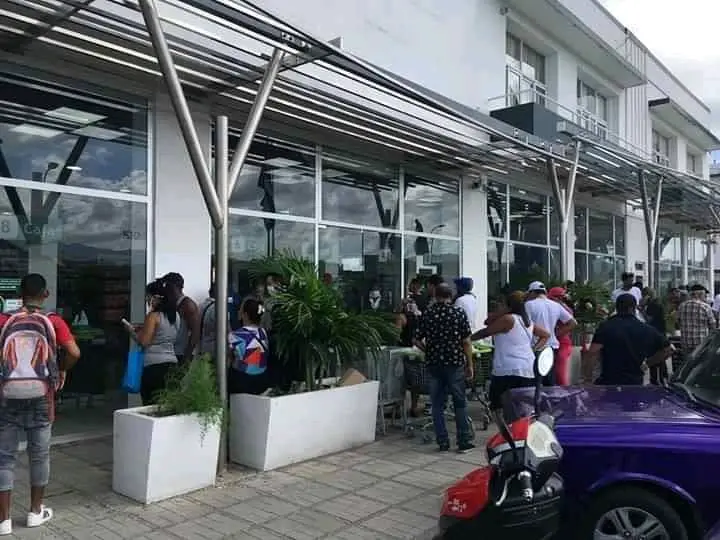 Cuba amaneció con grandes colas en bancos y en las tiendas en dólares (+ Fotos)