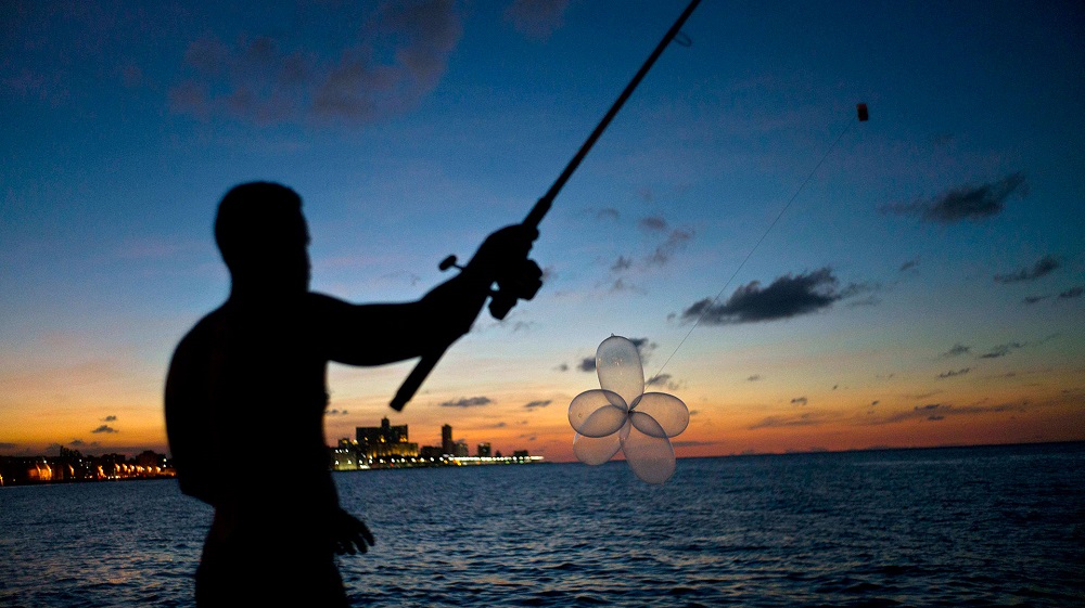 Pescando con condones en el Malecón de La Habana