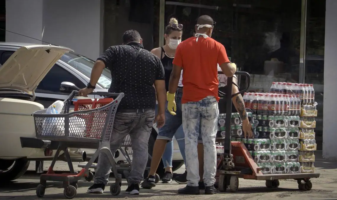 Gobierno cubano "regulará" la venta de alimentos y aseo en las tiendas en dólares