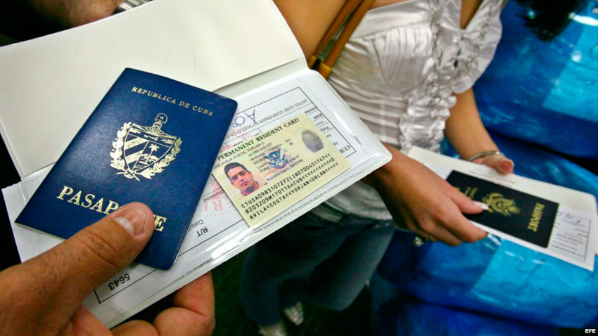 Cubanos que les expiró la residencia legal durante su estancia en Cuba podrían tener problemas para entrar a EEUU
