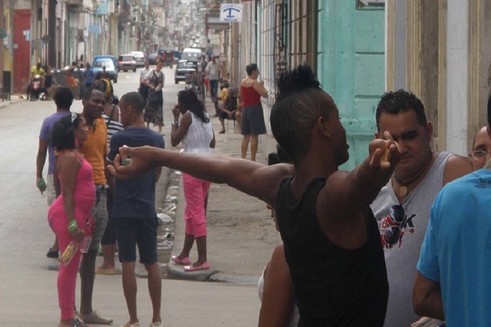 Barrio de Colón en La Habana, entre solares, drogas, jineteras y santería