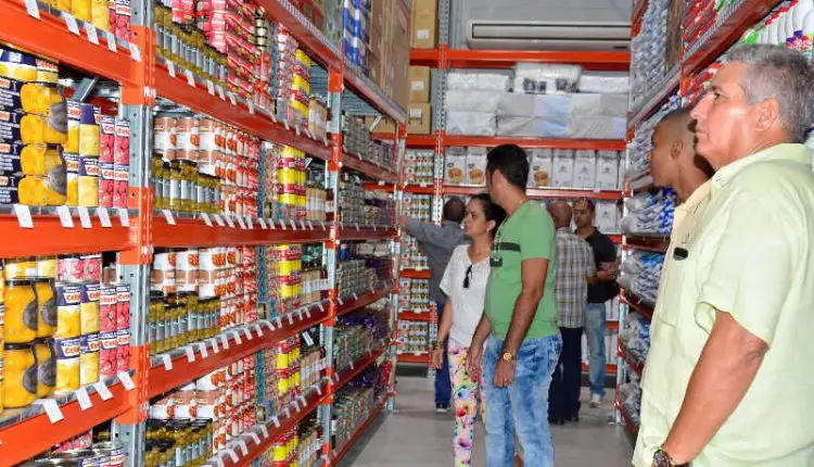 En septiembre abrirán los mercados mayoristas para los cuentapropistas, pero venderán en dólares