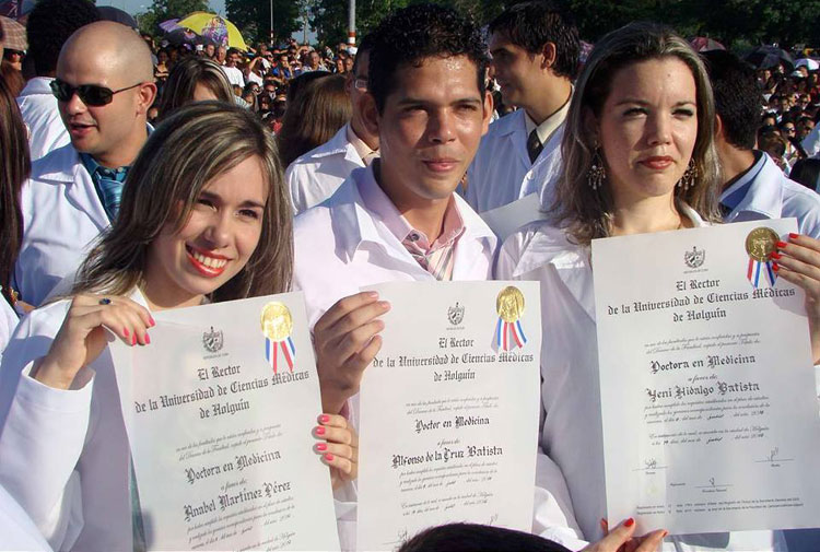 Legalizar un título universitario en Cuba es un lujo de más de 1000 dólares