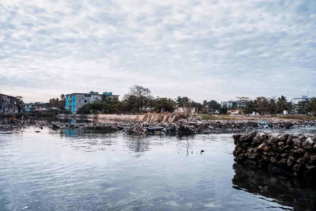 El Río Quibú, una corriente de heces fecales y desperdicios que recorre La Habana