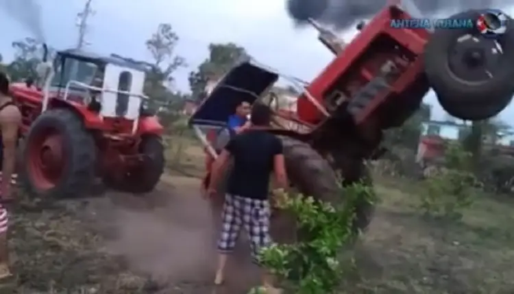 Campesinos cubanos se baten en duelo de tractores como entretenimiento