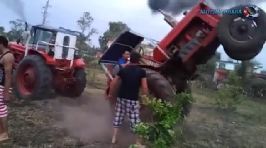 Campesinos cubanos se baten en duelo de tractores como entretenimiento