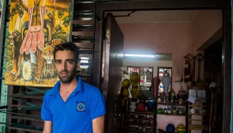 A Carlos no le afectan las quejas de los que lo acusan a él y a los demás dueños de tiendas de artículos religiosos de haber convertido la fe en un negocio. Para él es sólo una forma de ayudar a los creyentes a encontrar con mayor facilidad los objetos que precisan. Un servicio más que de nada tiene que avergonzarse.