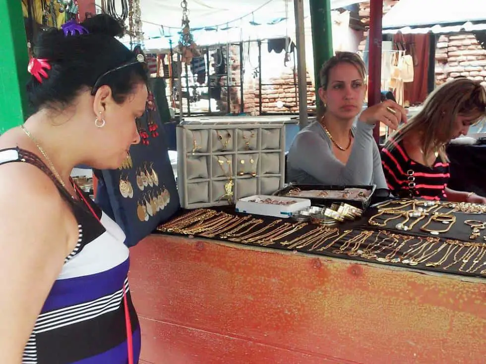 Acero quirúrgico, el oro de los cubanos “pobres” que no llegan a fin de mes