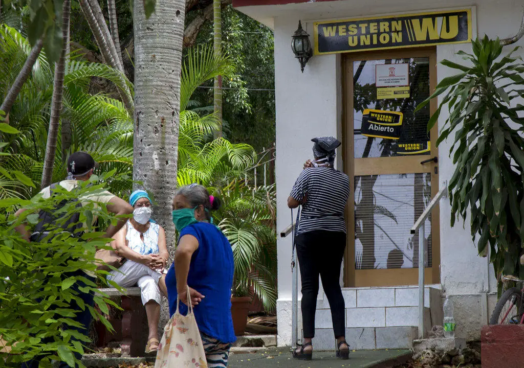 Gobierno cubano dice que tras el cierre de las oficinas de Western Union los cubanos se han visto obligados a pagar hasta 30 dólares por cada 100 que envían como remesas a través de 