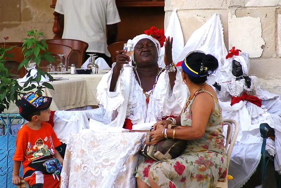 Luisa, la cubana que dice adivinar el futuro frente a la Catedral de La Habana