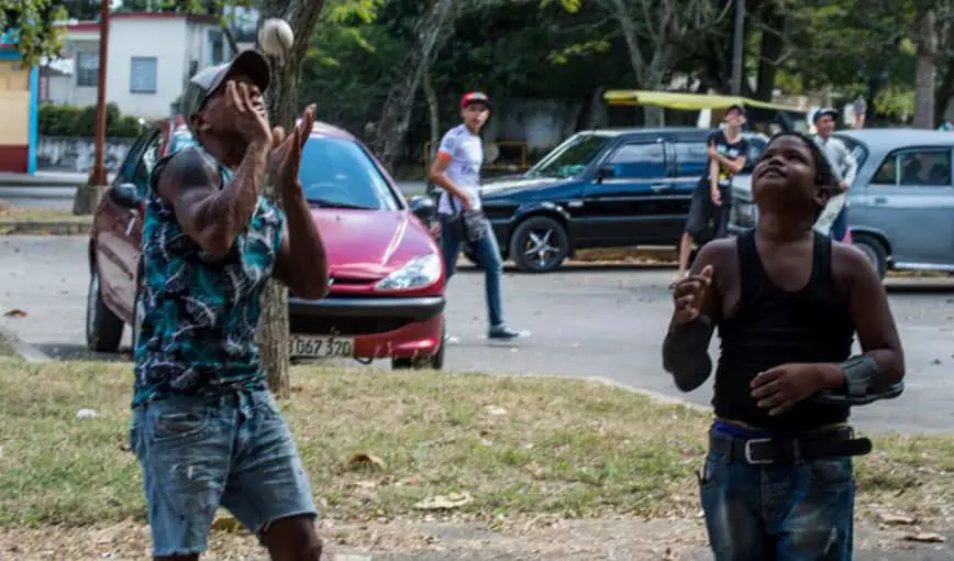 Cazapelotas, la curiosa forma en que jóvenes cubanos se buscan la vida con los jonrones