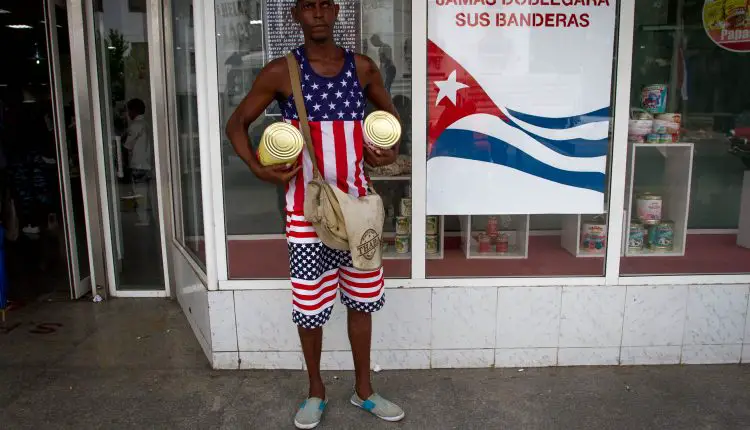 Vestir con la bandera de Estados Unidos, la moda que nunca muere en Cuba