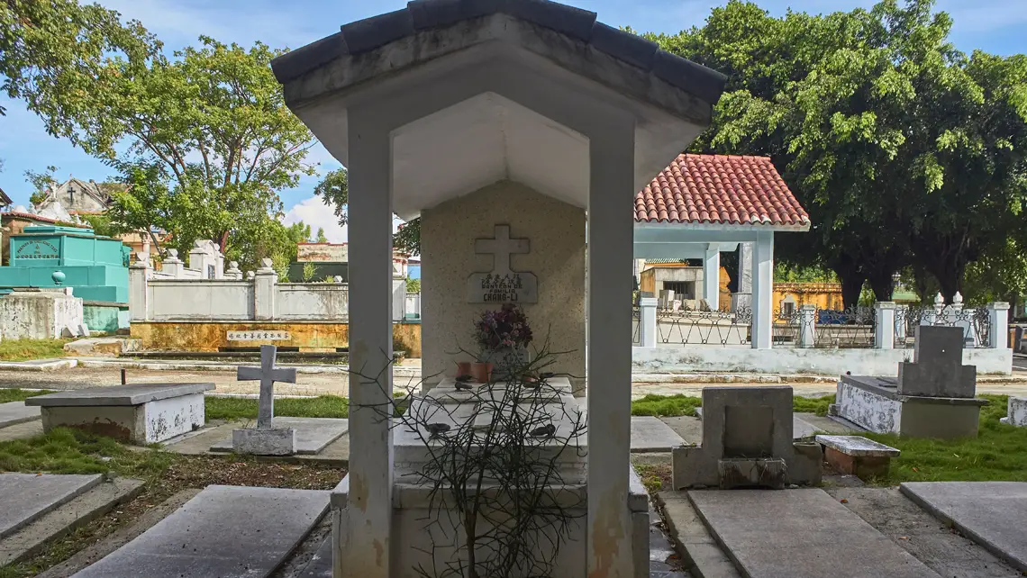 Caminado por él notamos la coexistencia de signos chinos y cruces cristianas. 