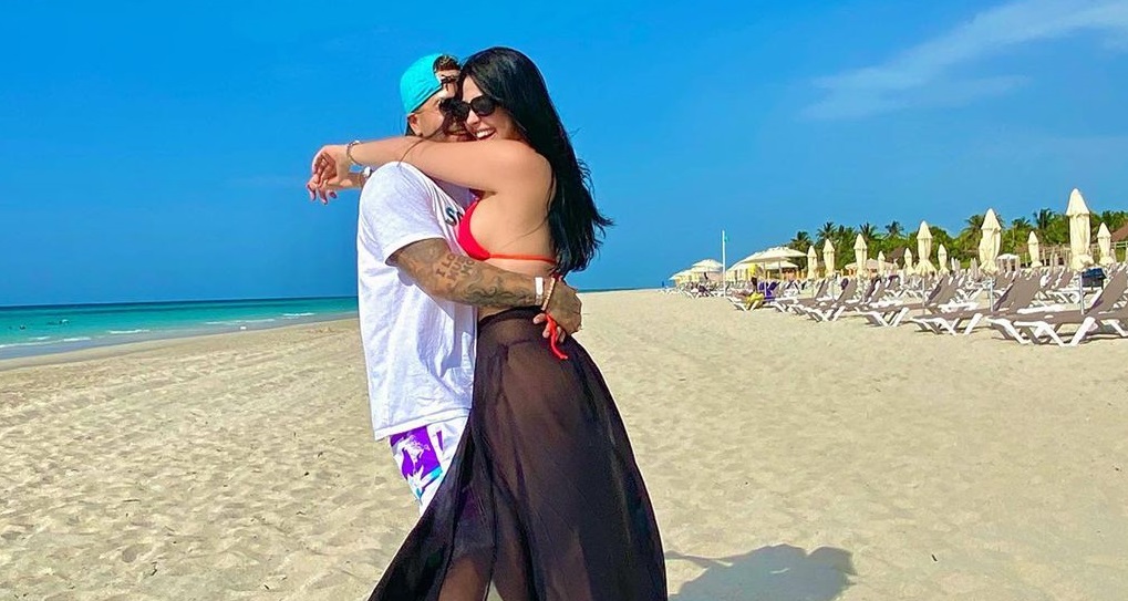 Yomil y Daniela Reyes publican la foto que confirma su romance y se ven más que enamorados