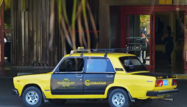 Los taxis estatales en moneda nacional son casi un recuerdo del pasado en Cuba