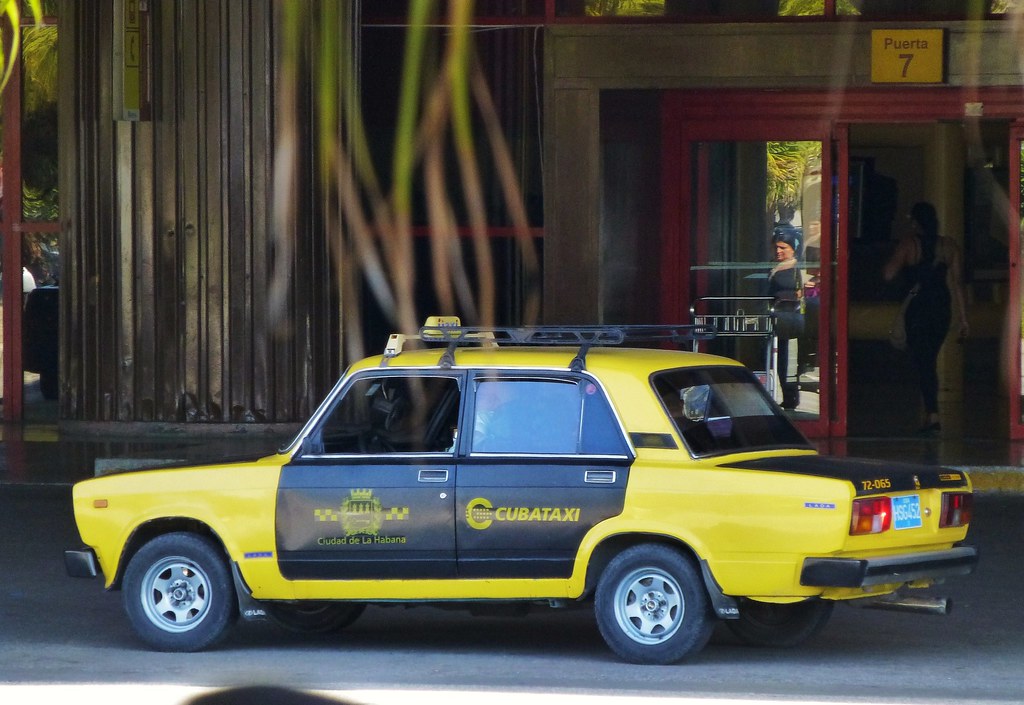 Los taxis estatales en moneda nacional son casi un recuerdo del pasado en Cuba