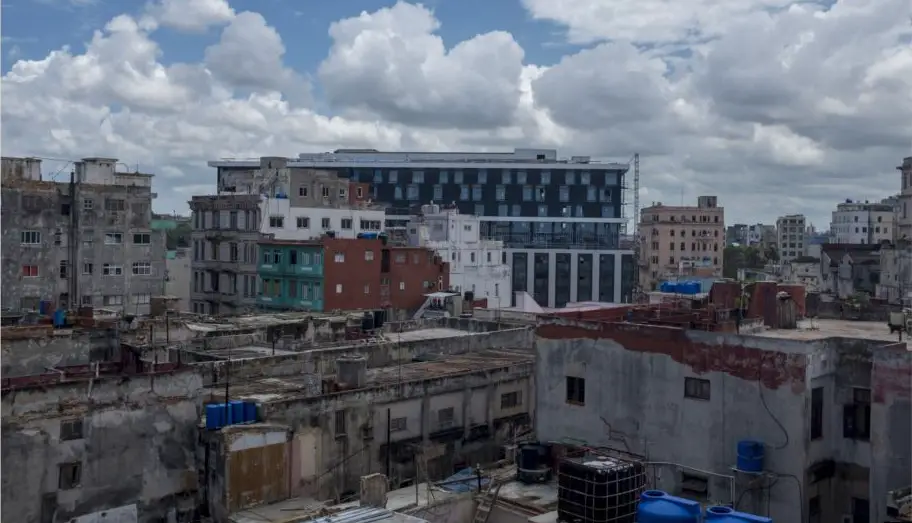 Hotel Grand Packard, una enorme nave espacial al lado de cientos de casas en ruina