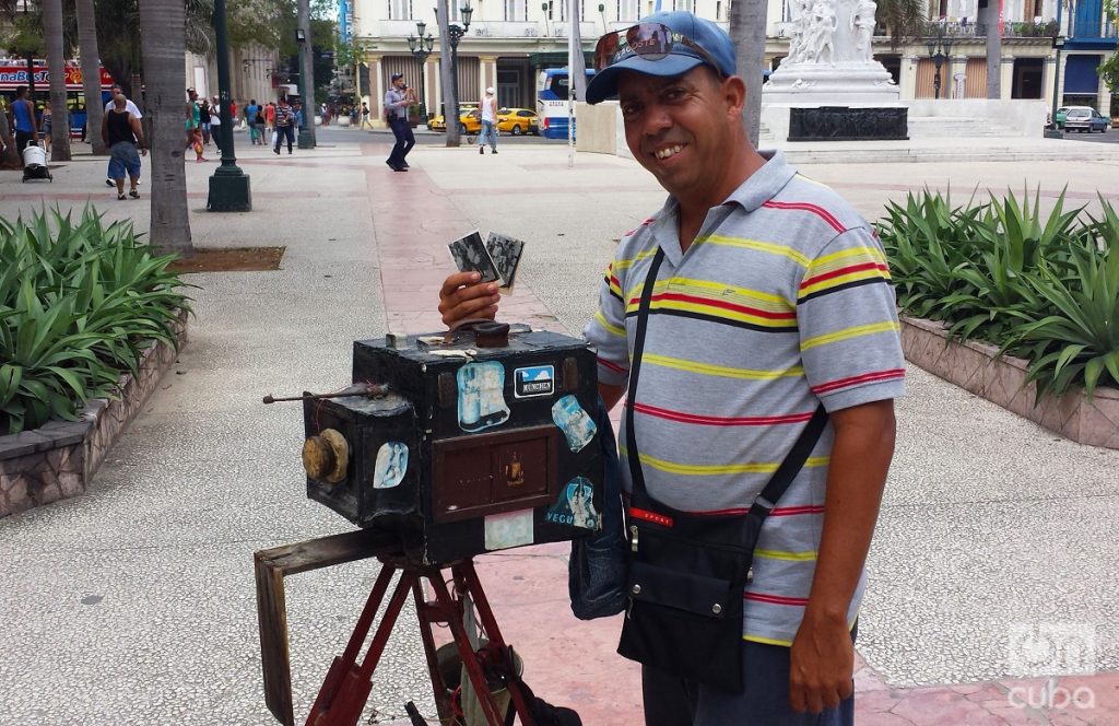 Una cámara fotográfica de 100 años que inmortaliza recuerdos en el Parque Central de La Habana