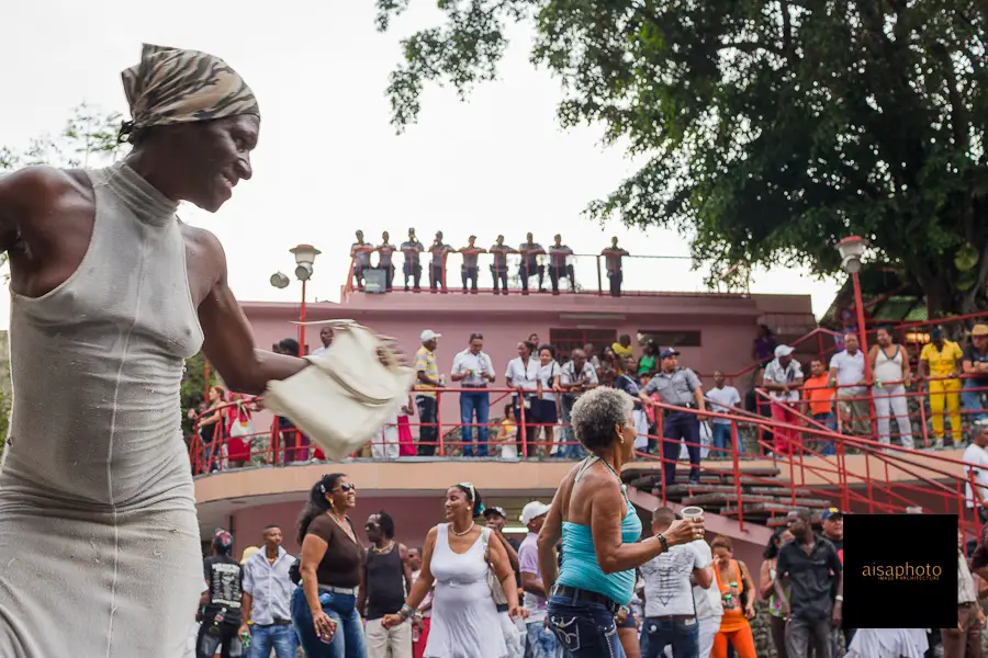 Discotembas, el escape de los más viejos de casa en Cuba para bailar a su tiempo