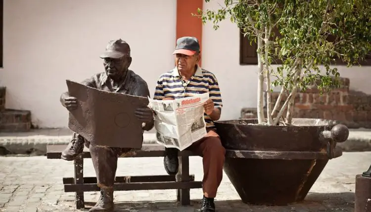 El hombre estatua de Cuba lleva más 15 años posando junto a su figura de bronce