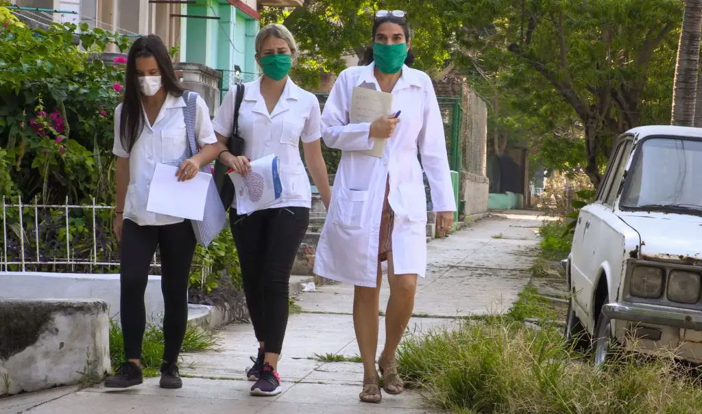 La salud pública gratuita en Cuba se termina pagando por debajo de la mesa