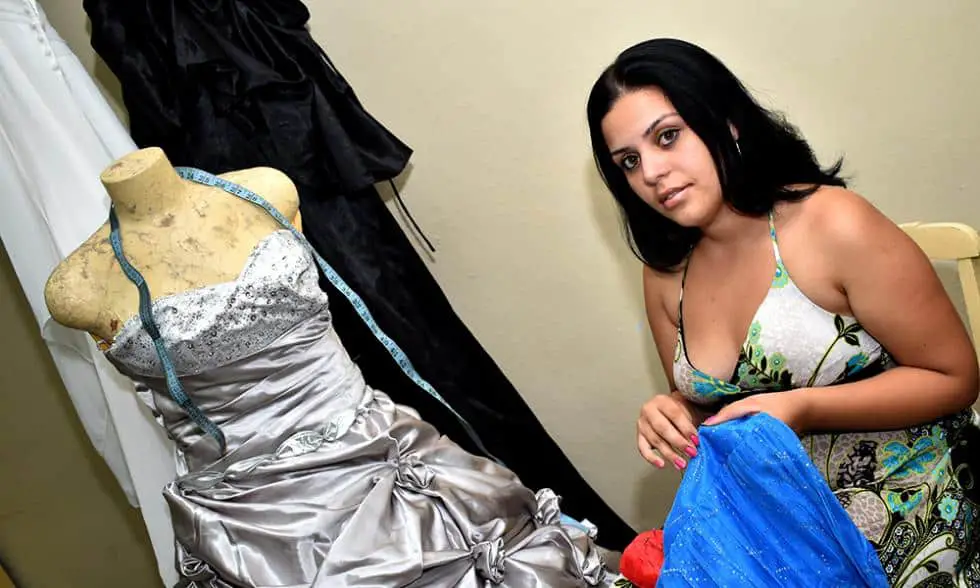 Grey, una joven maestra cubana que vive del arte de reciclar vestidos de quinceañeras