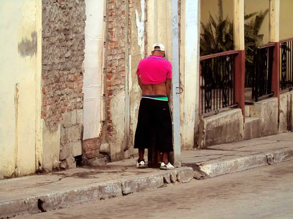 Las calles de La Habana se han convertido en un gran baño público al aire libre