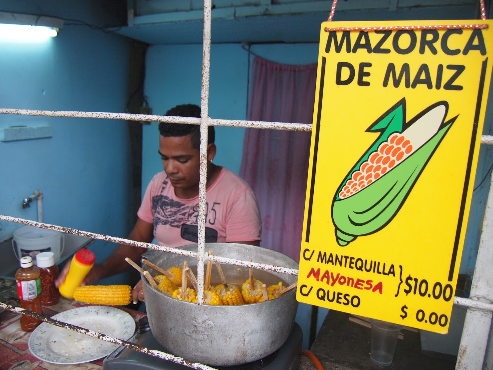 Mazorcas de maíz compiten con hamburguesas y pizzas en La Habana
