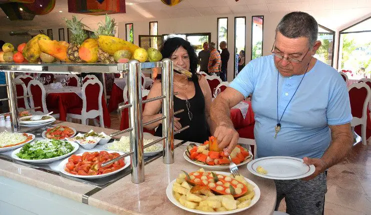 ¿Cómo se faja un cubano con la mesa buffet de un hotel todo incluido?