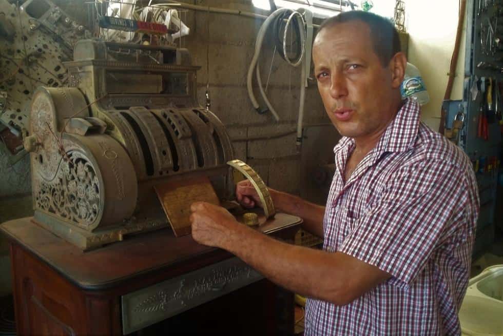 Este anticuario cubano de Ciego de Ávila tiene colgada en sus paredes una colección que vale una pequeña fortuna