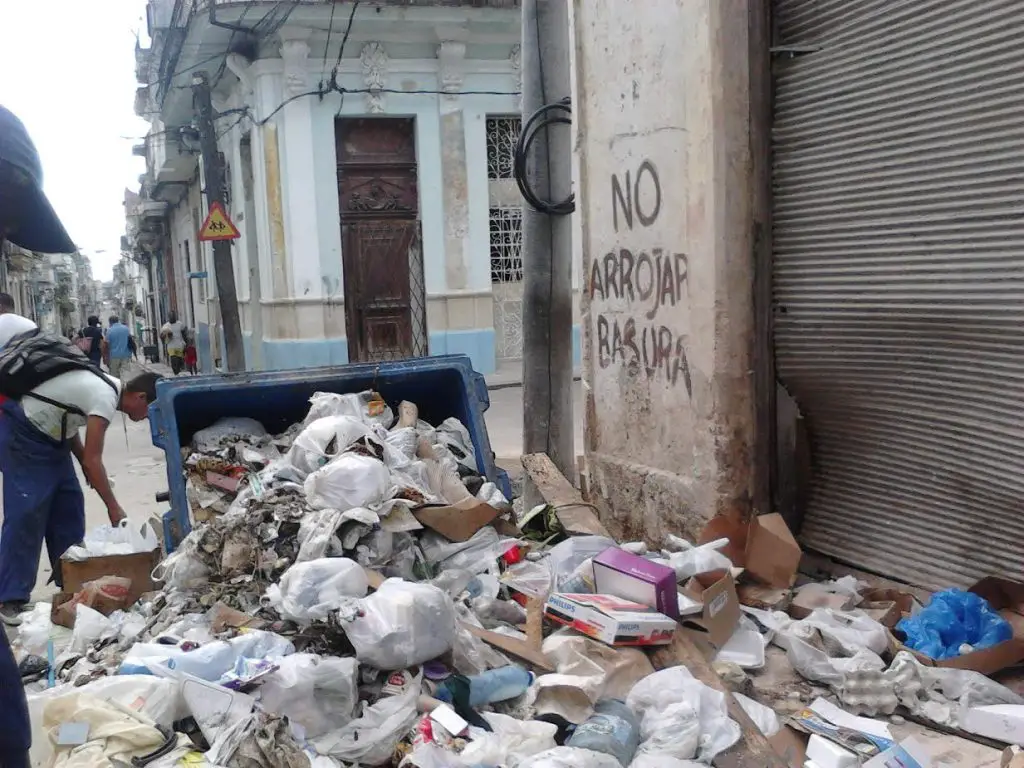 Gobierno cubano quiere resolver el preocupante problema de la basura en las calles de La Habana y advierte que habrá duras multas para los infractores