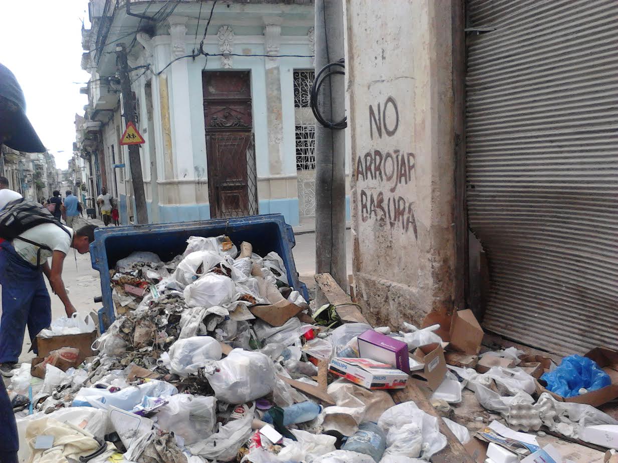 Gobierno cubano quiere resolver el preocupante problema de la basura en las calles de La Habana y advierte que habrá duras multas para los infractores