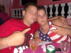 Familia desesperada por pareja de hermanos que salieron en una balsa