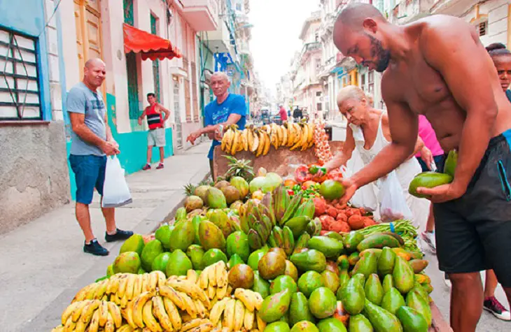 En Cuba si aparece comida, lo que no hay es dinero para comprarla