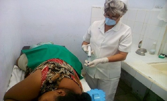 Ozonoterapia rectal, el nuevo tratamiento para combatir el coronavirus en Cuba
