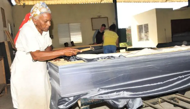Nélida Portieles, una cubana que vive de hacer cajas de muertos