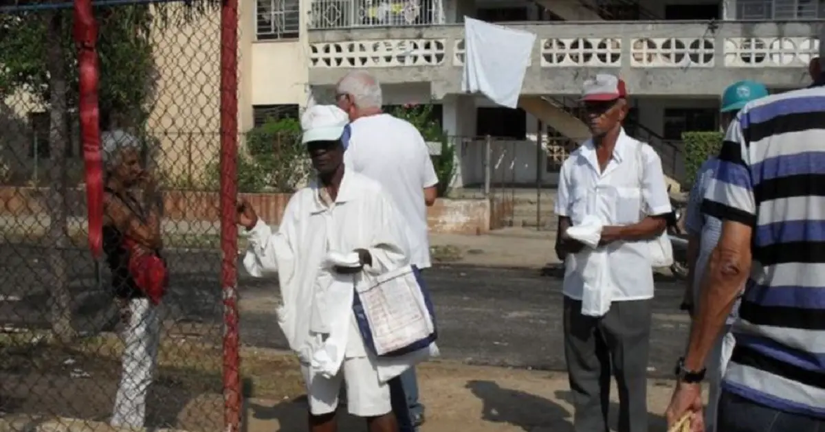 Vendedor de jabitas de nailon, recogedor de escombros y otros oficios en Cuba donde la pobreza obliga