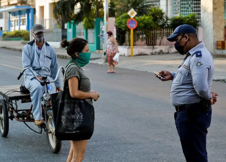 La policía en La Habana impuso multas la semana pasada por casi 4 millones de pesos